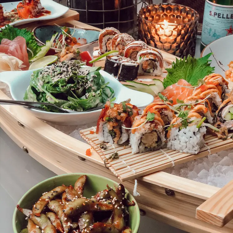 Salate und Sushi-Rollen am offenen Tresen im east Restaurant & Bar, einem der besten Sushi-Restaurants in Hamburg