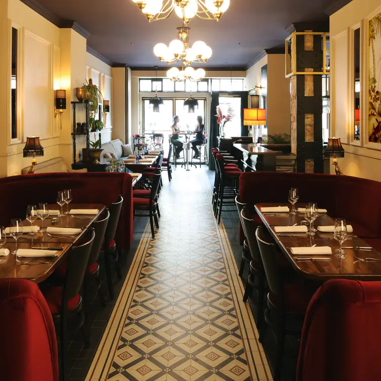 Mondänes, französisches Flair mit schmuckvollen Bodenfliesen in der Brasserie Le Paris, einem der besten französischen Restaurants in Berlin