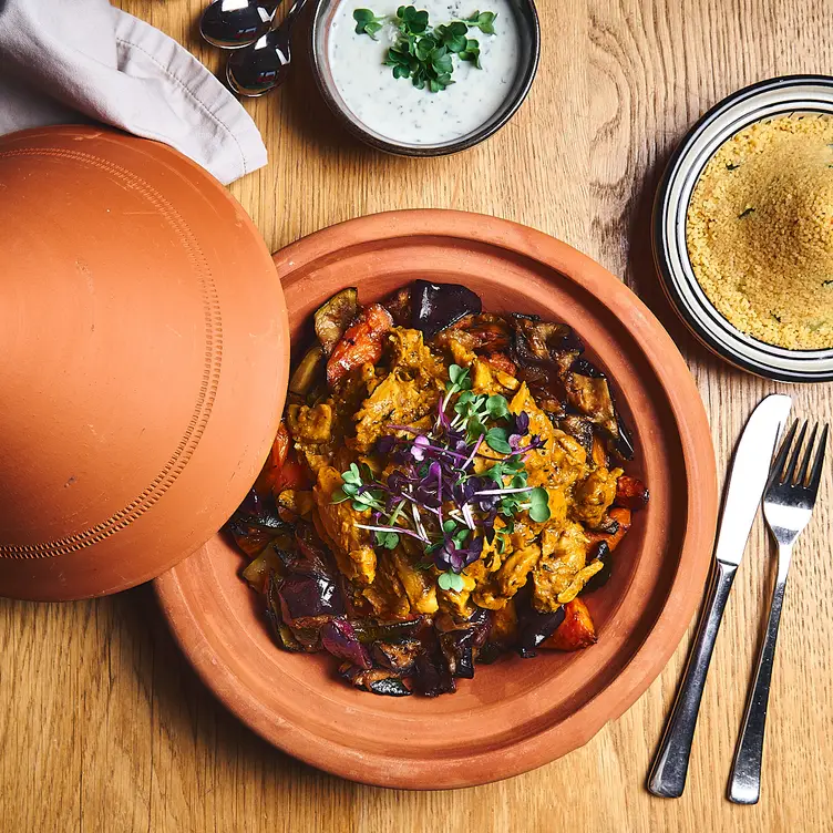 Marokkanisch inspirierter Tagine-Eintopf mit Gemüse im Good n‘ Vegan, einem der besten veganen Restaurants in Berlin.