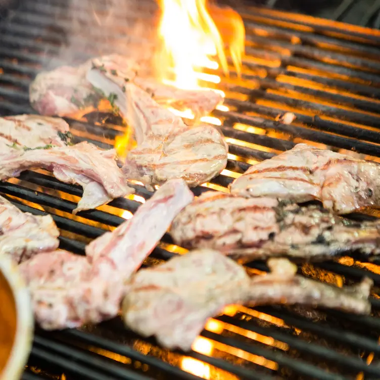 Knusprig gegrilltes Lammfleisch auf dem Holzbarbecue bei Ali Bey, einem der besten türkischen Restaurants in München.