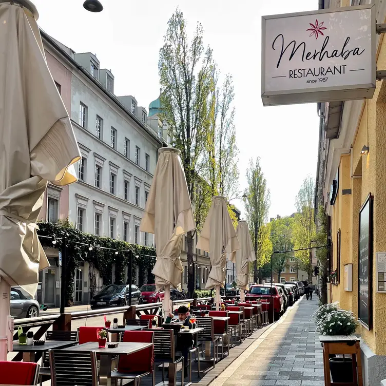 Außenbereich mit Stühlen vor dem Merhaba Restaurant, einem der besten türkischen Restaurants in München.