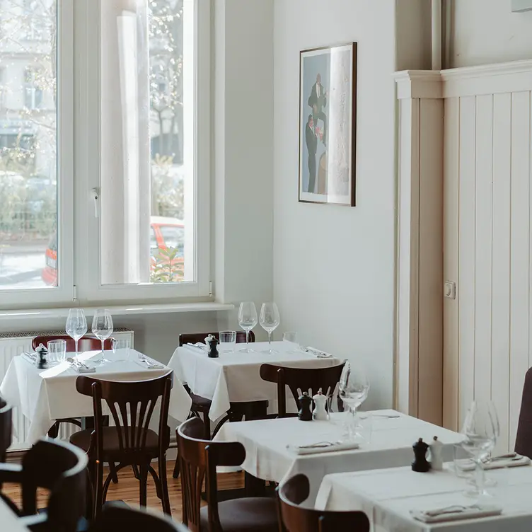 Edle Einrichtung in schlichtem, elegantem Weiß im MASTAN, einem der besten französischen Restaurants in Berlin