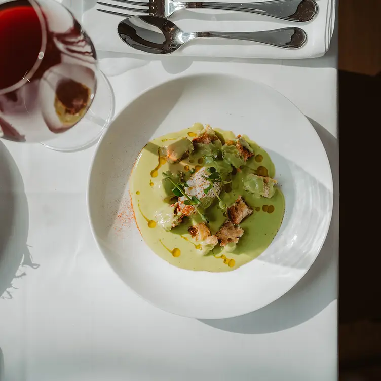 Kreatives Gericht mit minzgrüner Sauce im MASTAN, einem der besten französischen Restaurants in Berlin