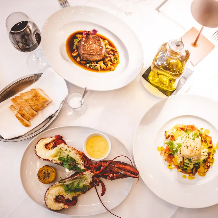 Edle französische Gerichte wie Hummer und Medaillon im Hauptstadtrestaurant Gendarmerie, einem der besten französischen Restaurants in Berlin