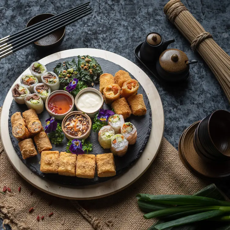 Teller mit verschiedenen Sushi- und Tempura-Spezialitäten angerichtet im Ngon Restaurant Berlin, einem der besten vietnamesischen Restaurants in Berlin