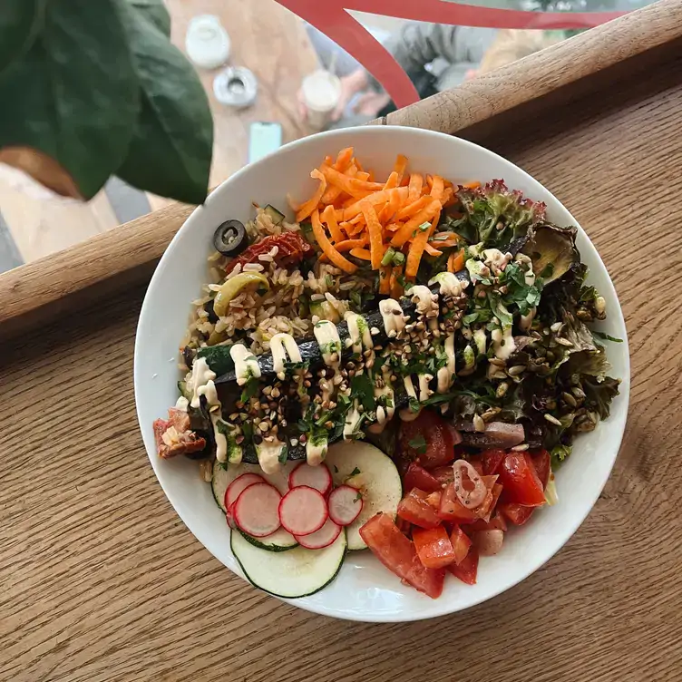 Geschmorte Aubergine mit reichlich Gemüsebeilage bei HAPPENPAPPEN, einem der besten veganen Restaurants in Hamburg.