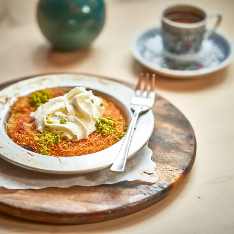 Zum Nachtisch Künefe, der süße Käse mit Sirup, Engelshaar, Pistazien und Sahne bei Dilan MezeBar, einem der besten türkischen Restaurants in München.