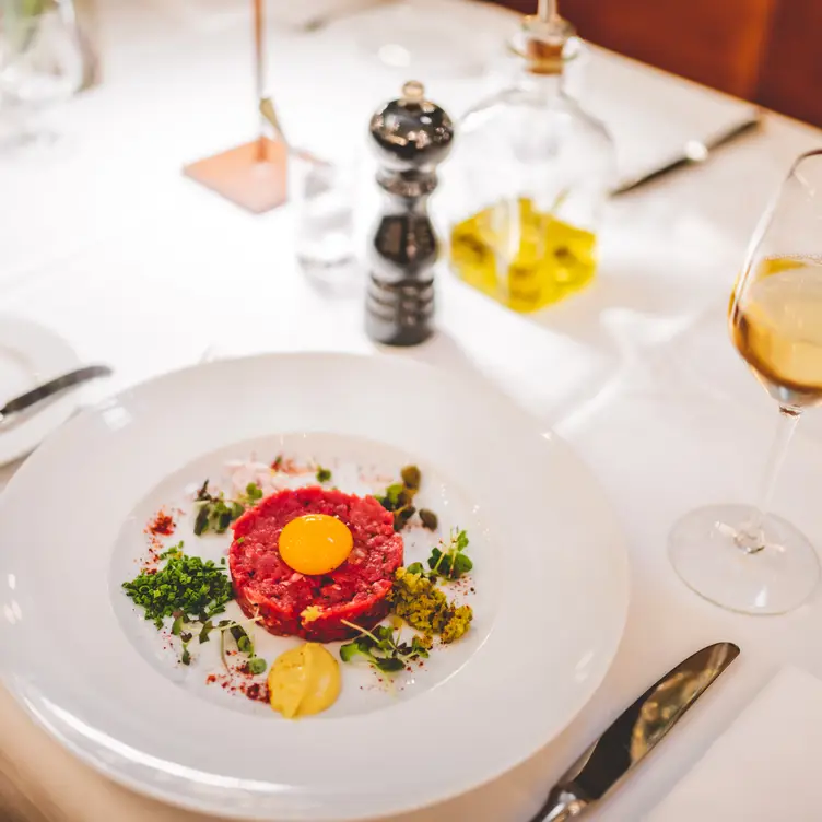 Edles Rindertatar mit Ei und Senf im Hauptstadtrestaurant Gendarmerie, einem der besten französischen Restaurants in Berlin