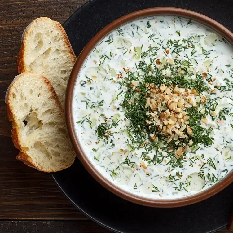 Veganes Süppchen mit Kräutern und Brot im Haus Unkelbach, einem der besten vegan-friendly Restaurants in Köln.