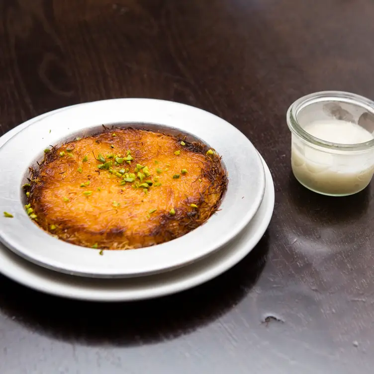 Künefe, eine Nachspeisenspezialität aus mit Sirup gesüßtem Käse im Ali Bey, einem der besten türkischen Restaurants in München.