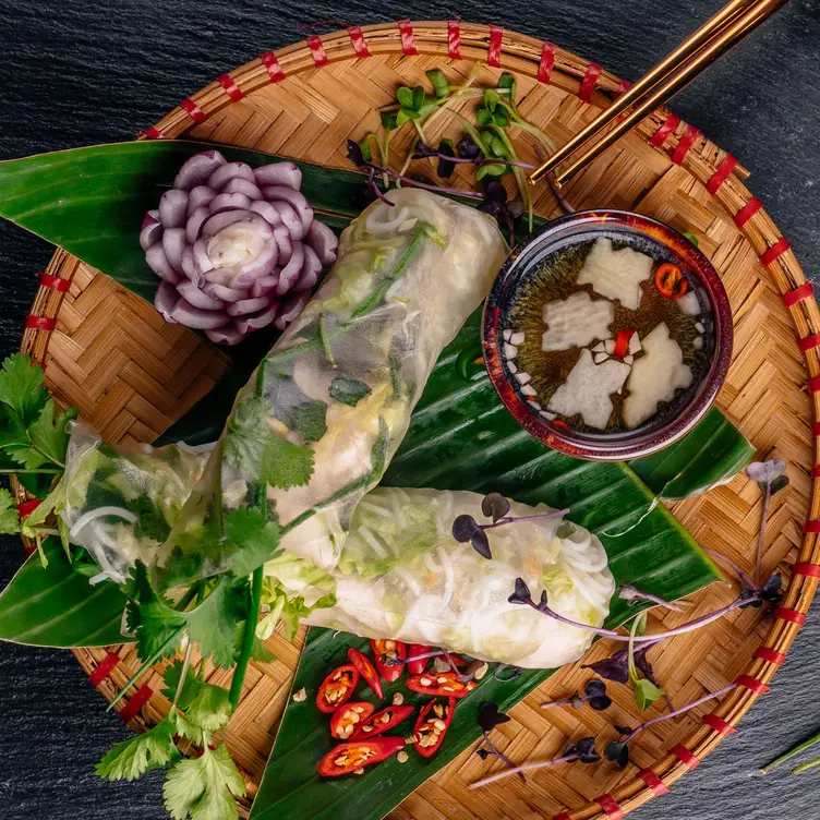 Sommerrollen mit Dipp und Chili auf Bambusteller im Nhat Long, einem der besten vietnamesischen Restaurants in Berlin