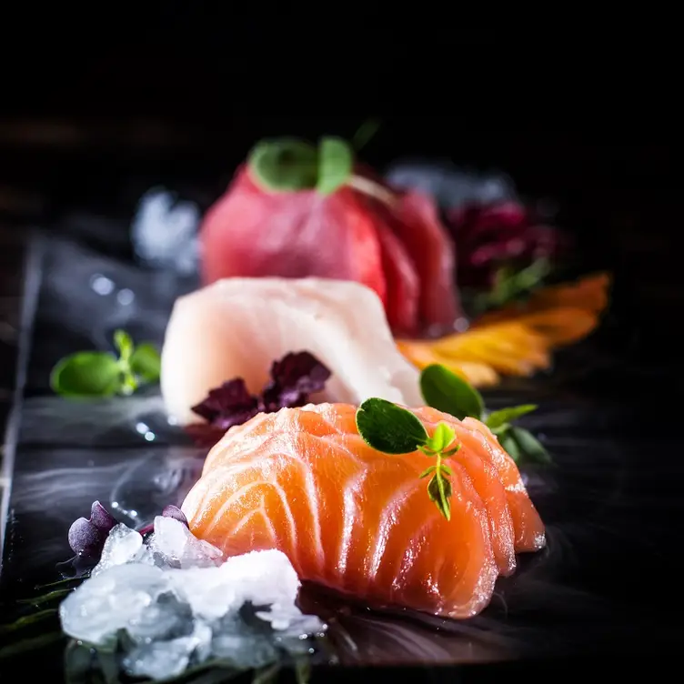 Sashimi-Spezialitäten von Lachs, Wolfsbarsch und Thunfisch bei TYO TYO, einem der besten Sushi-Restaurants in Hamburg