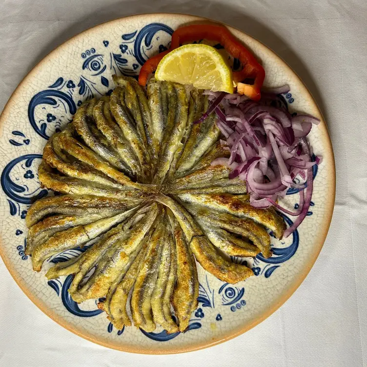 Vorspeise in Form von gegrillten Sardinen mit roten Zwiebeln in der ZaZa Meze Bar, einem der besten türkischen Restaurants in München.