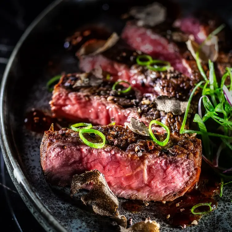 Gönnen Sie sich ein flambiertes Wagyu-Steak im Tyo Tyo, einem der besten japanischen Restaurants in Hamburg