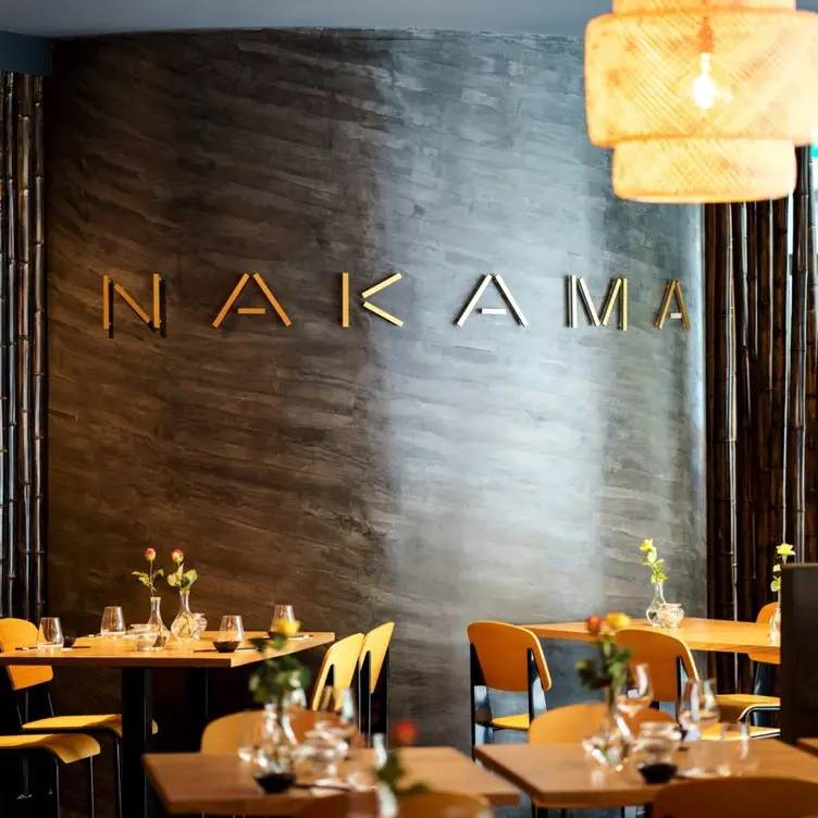 Edle Einrichtung mit marmorierten Wänden und bequemen Tisch-Ensembles im Nakama – Fusion Kitchen, einem der besten Sushi-Restaurants in Hamburg