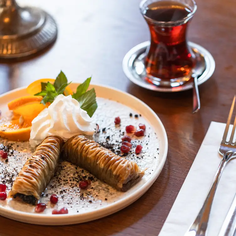 Baklava-Spezialität aus der Türkei mit süßer Füllung bei Keko, einem der besten türkischen Restaurants in München.