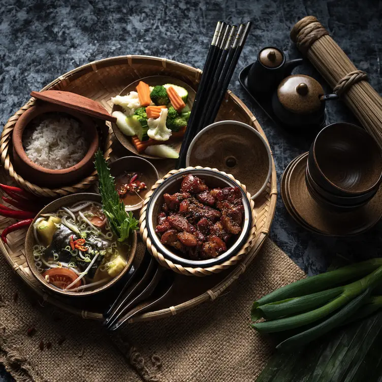 Gedämpftes Gemüse, gebratenes Fleisch und würzige Brühe im Ngon Restaurant Berlin, einem der besten vietnamesischen Restaurants in Berlin