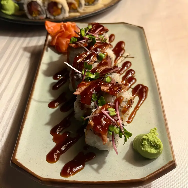 Inside-Out-Rollen auf Teller mit Wasabi und Soja-Creme angerichtet im Zen Haus, einem der besten Sushi-Restaurants in Hamburg