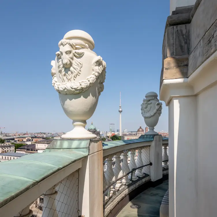 Blick vom Turm des Französischen Doms über dem Hugo & Notte, einem der besten französischen Restaurants in Berlin