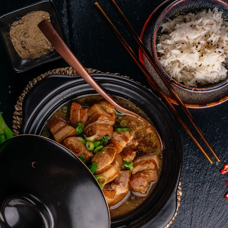 Würziger Schweinebauch mit Reis im Nhat Long, einem der besten vietnamesischen Restaurants in Berlin