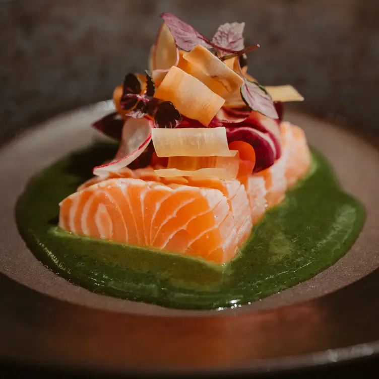 Genießen Sie Sashimi vom Lachs in feiner Sauce im GO by Steffen Henssler, einem der besten Sushi-Restaurants in Hamburg