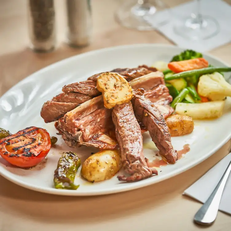 Gegrilltes Lammfleisch mit Tomaten, Kartoffeln und Peperoni als Beilage bei Dilan MezeBar, einem der besten türkischen Restaurants in München