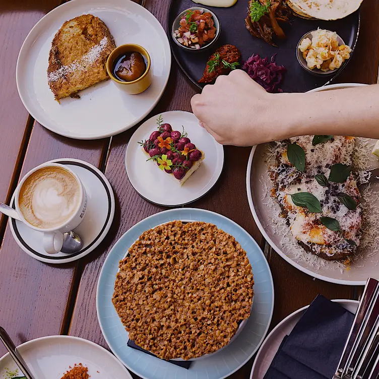 Veganer Brunch mit vielen kleinen Leckerbissen im Bonvivant Cocktail Bistro, einem der besten veganen Restaurants in Berlin.