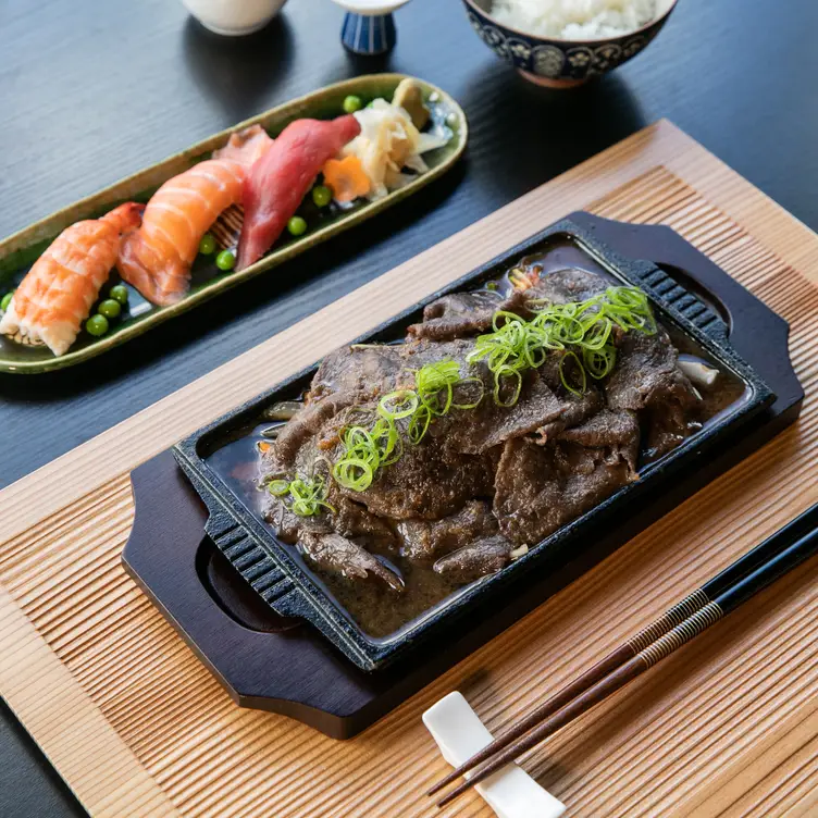 Heiße Platte mit gegrilltem japanischen Fleisch und feine Sashimi im YOSHI im Altershaus, einem der besten Sushi-Restaurants in Hamburg