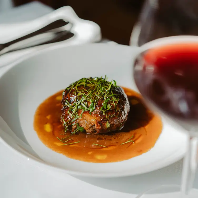 Kunstvoll auf dem Teller angerichtete Fleischspezialität im französischen Top-Restaurant MASTAN in Berlin