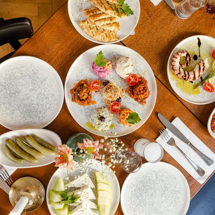 Leckere Meze-Vorspeisen wie gegrillter Tintenfisch, Käse, Hummus und weitere Pasten im Keko, einem der besten türkischen Restaurants in München.