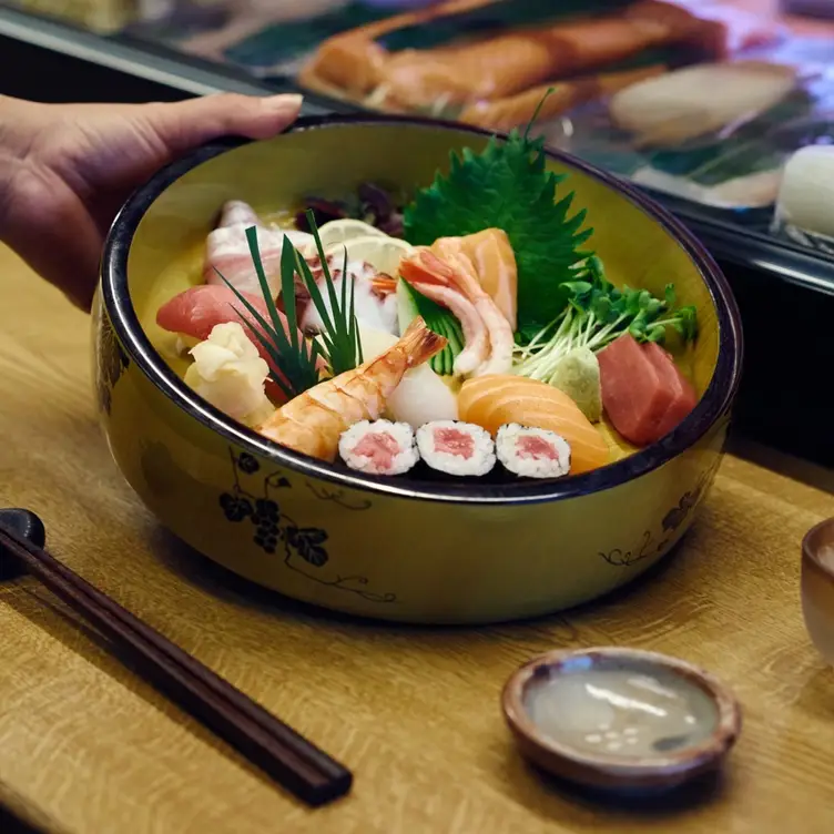 Bunter Mix aus Sashimi und Maki-Rollen im Matsumi, einem der besten Sushi-Restaurants in Hamburg