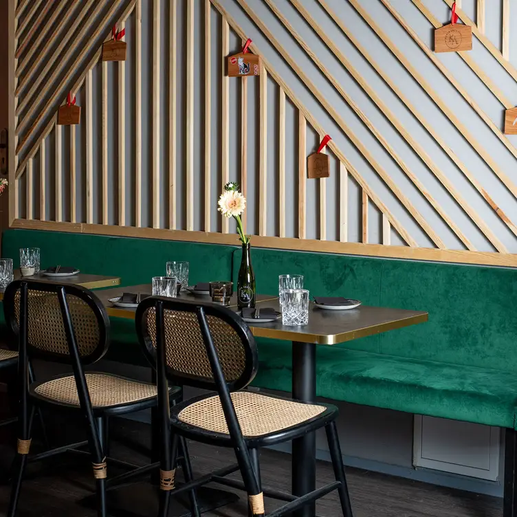 Ein modernes Interieur begeistert bei Kinchia Sushi & Weinbar, einem der besten asiatischen Restaurants Münchens, Fans des Minimalismus.