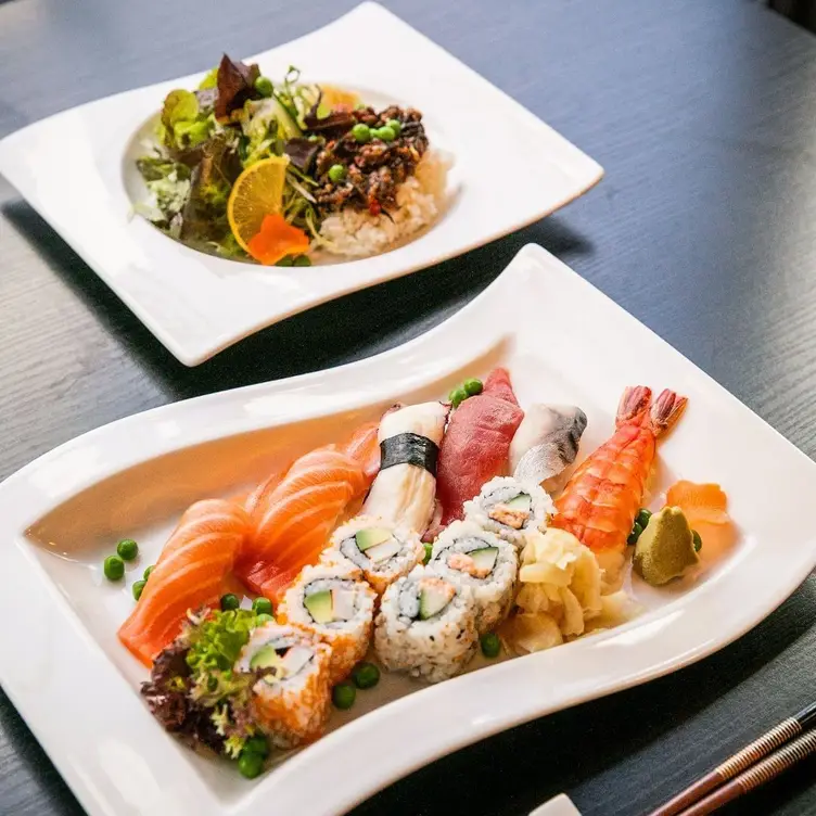 Sushi und Nigiri vom Lachs und Thunfisch zu Salat im YOSHI im Altershaus, einem der besten Sushi-Restaurants in Hamburg