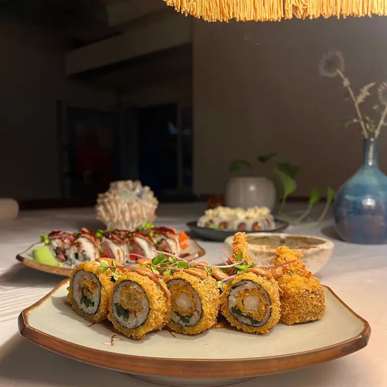 Teller mit knusprigen Tempura-Rollen im Zen Haus, einem der besten Sushi-Restaurants in Hamburg