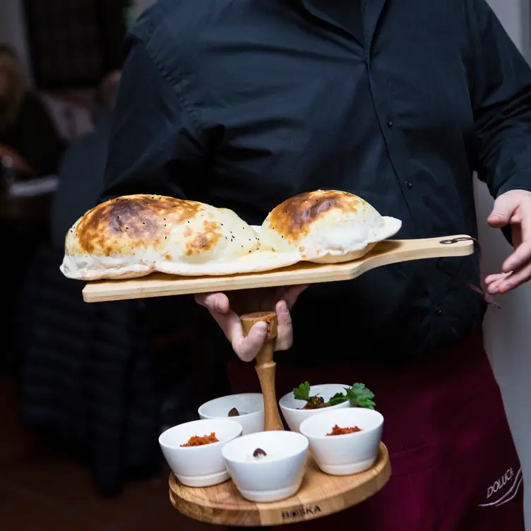 Vorspeisen, bestehend aus verschiedenen Aufstrichen mit frischem Fladenbrot bei Ali Bey, einem der besten türkischen Restaurants in München.