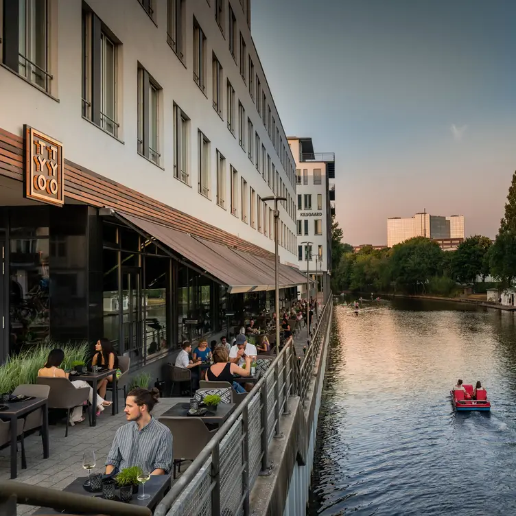 Gäste genießen Sushi auf der Terrasse am Osterbekkanal im Tyo Tyo, einem der besten Sushi-Restaurants in Hamburg