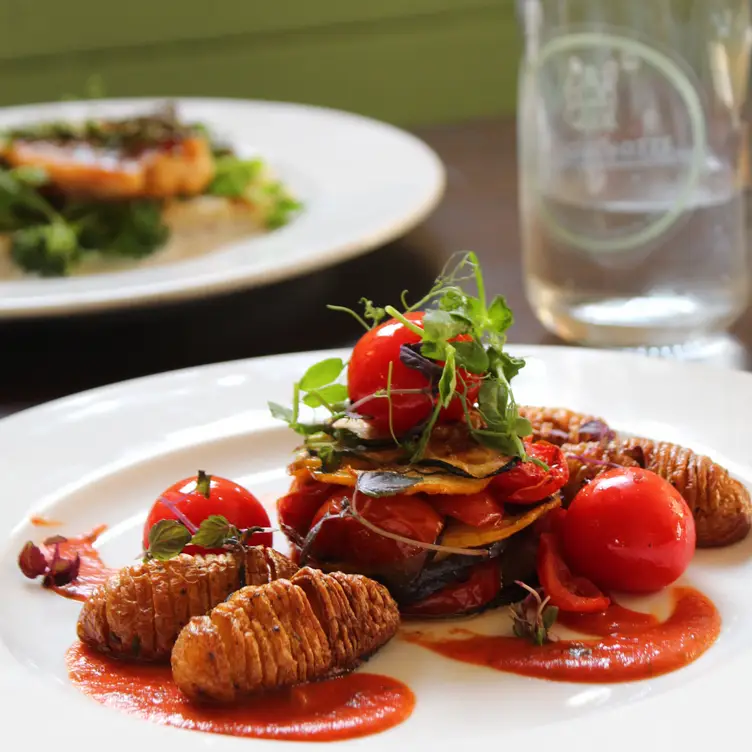 Elegant angerichtete Spezialität mit Tomaten im Hugo & Notte, einem der besten französischen Restaurants in Berlin