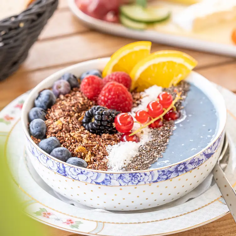 Frühstücks-Bowl mit Getreide und Früchten bei Isabella Gluten Free Pâtisserie, einem der besten veganen Restaurants in München.