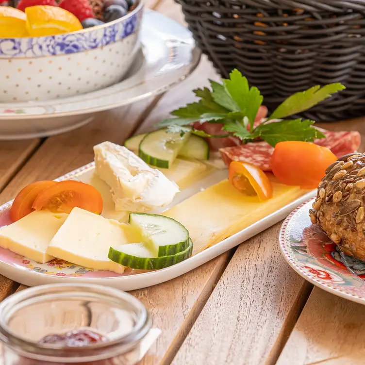 Käse und Salami, aber alles vegan – bei Isabella Gluten Free Pâtisserie, einem der besten veganen Restaurants in München.