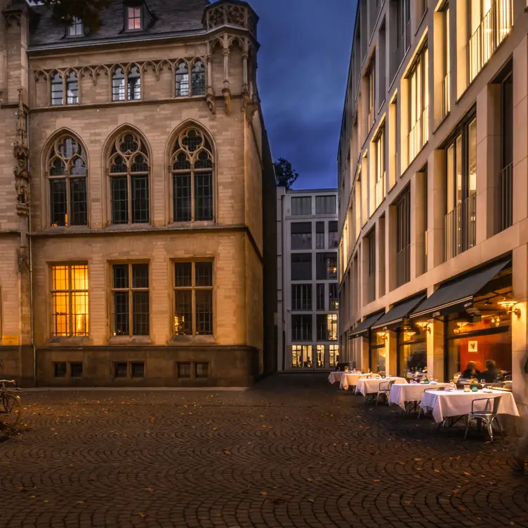 Tische unweit des Gereonklosters im La Fonda, einem der besten veganen Restaurants in Köln.