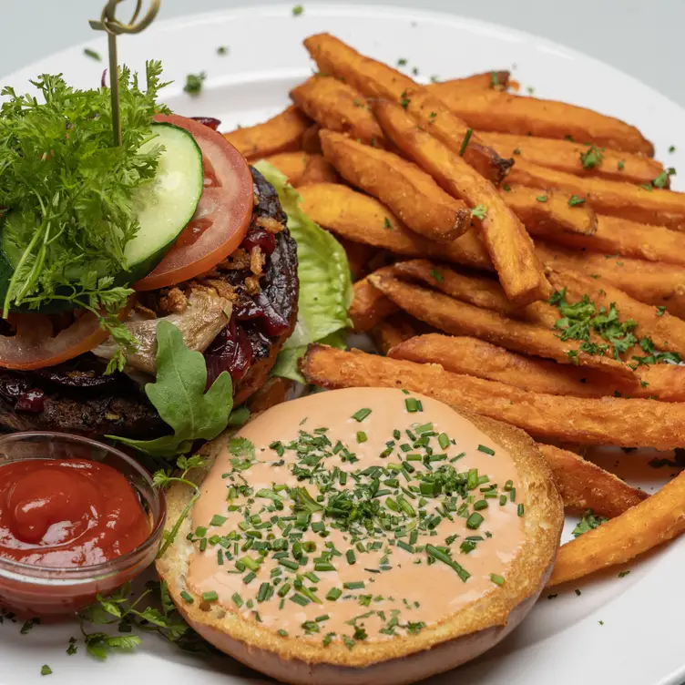 Vegetarischer Burger mit Pommes in der Mathilda Wirtsbar, einem der besten veganen Restaurants in München.