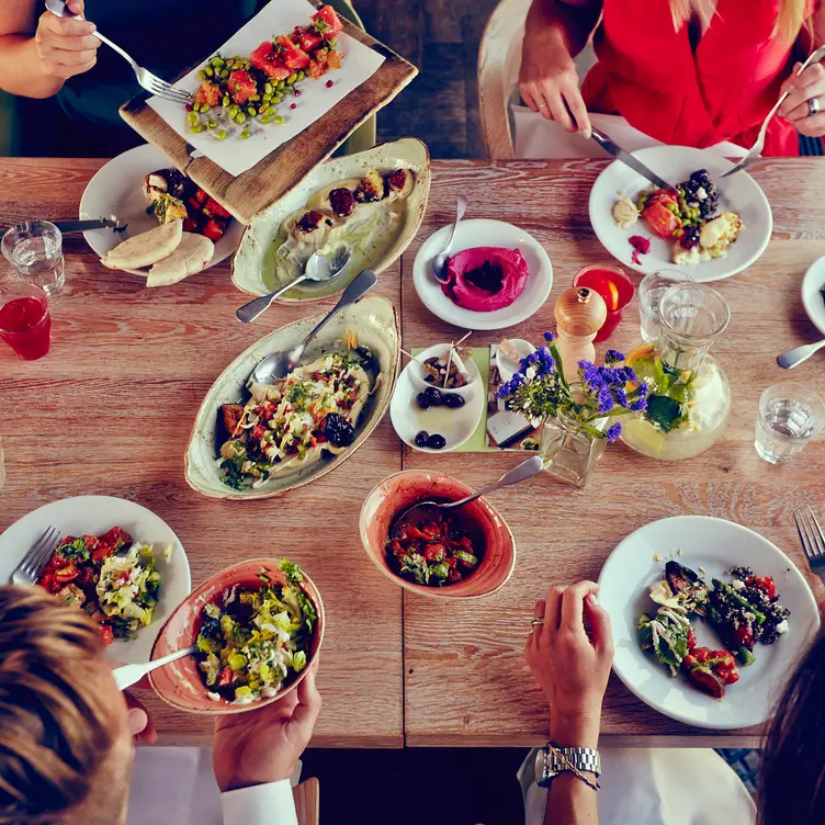 Kleine fleischlose Speisen im Neni, einem der besten veganen Restaurants in Köln.