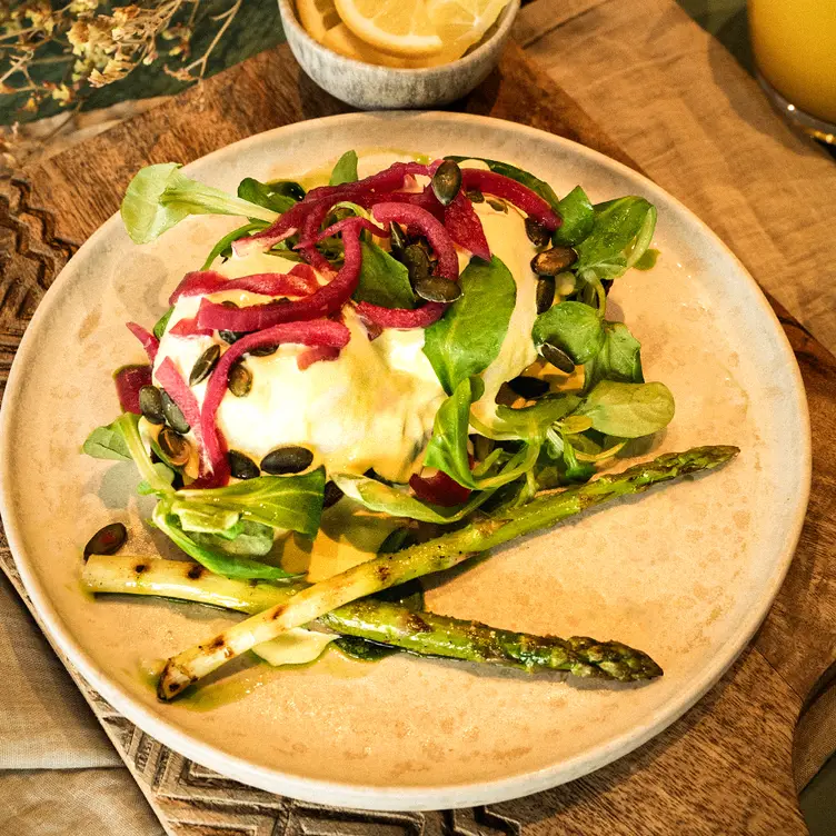 Bekömmlicher Spargel im Nomad, einem der besten veganen Restaurants von Berlin.