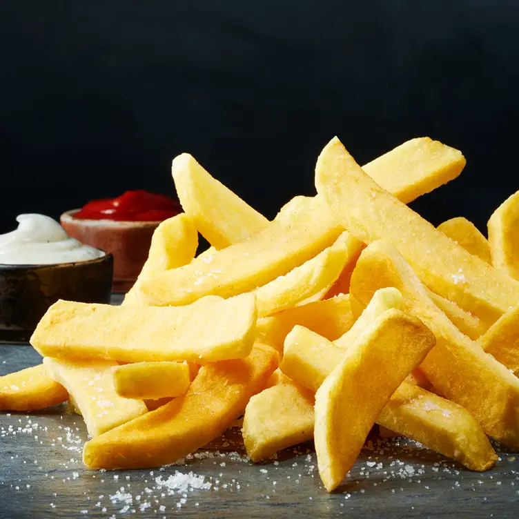 Pommes Frites mit Salz bei Peter Pane, einem der besten veganen Restaurants in München.