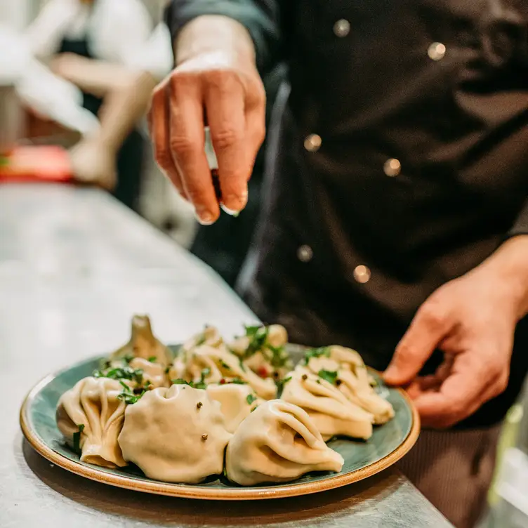 Vegetarische Khinkali-Teigtaschen aus Georgien im Restaurant Sara & Gogi, einem der besten veganen Restaurants in Berlin.