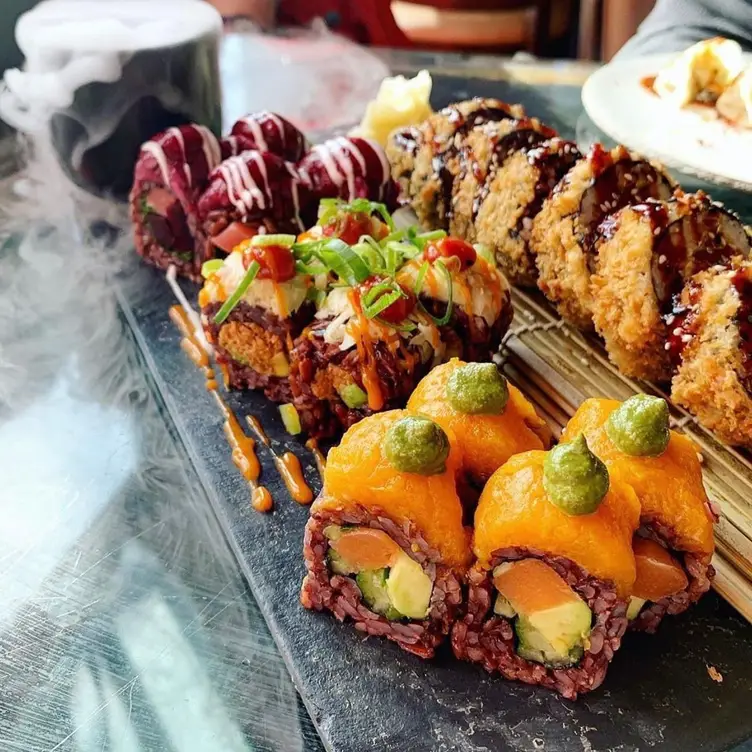 Diverse Sushi-Rollen, unter anderem Tempura, im Shibu Vegan, einem der besten veganen Restaurants in Berlin