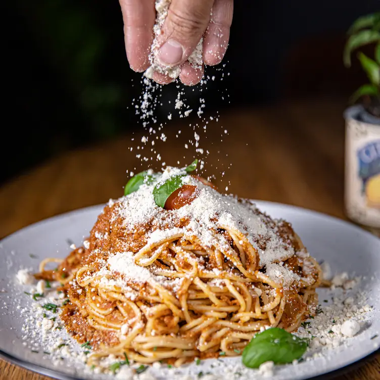 Alles vegan: Pasta mit ‘Bolognese’ und geriebenem Käseersatz bei SIGGIS v/gan dine & co, einem der besten veganen Restaurants in München.