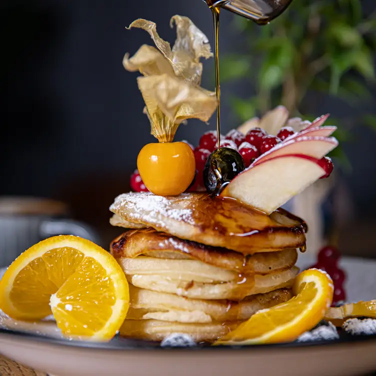 Pancakes mit Früchten und Sirup bei SIGGIS v/gan dine & co, einem der besten veganen Restaurants in München.