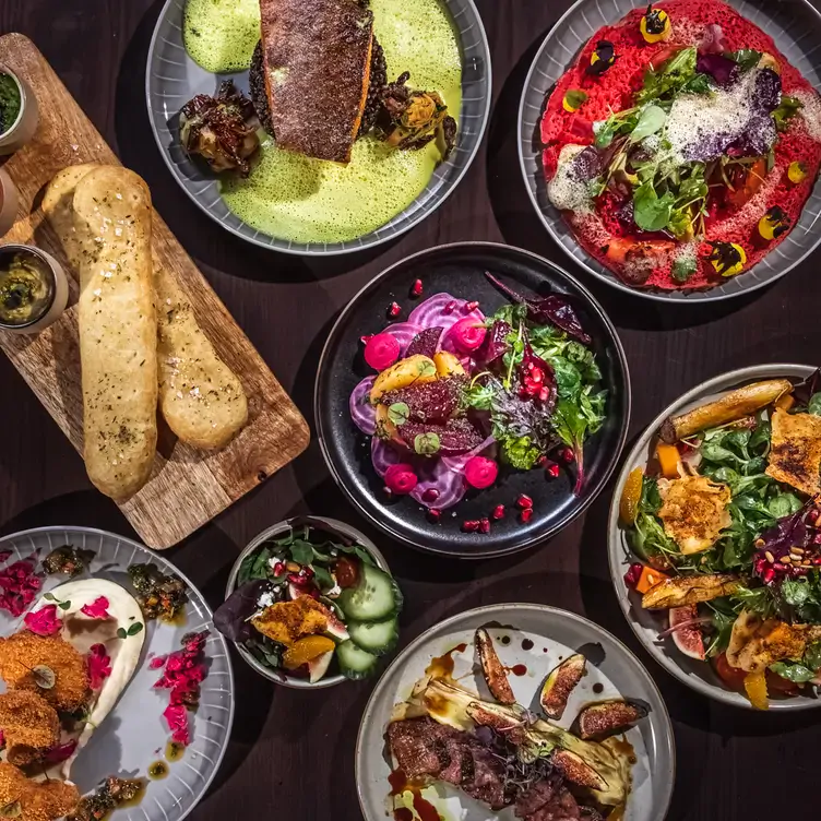 Verschiedene Teller mit mediterranen Spezialitäten und luftigem Brot im Cresco, einer Top-Adresse für ein romantisches Essen in Frankfurt.