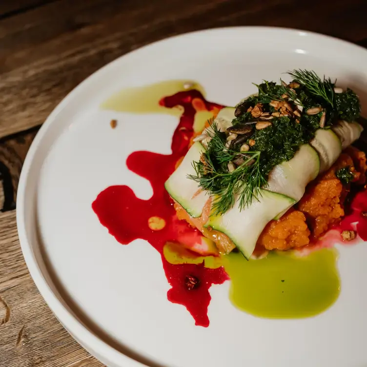 Vorspeise mit grüner Sauce, Tomaten, Mozzarella und Weißbrot im Restaurant 10012 in Frankfurt.